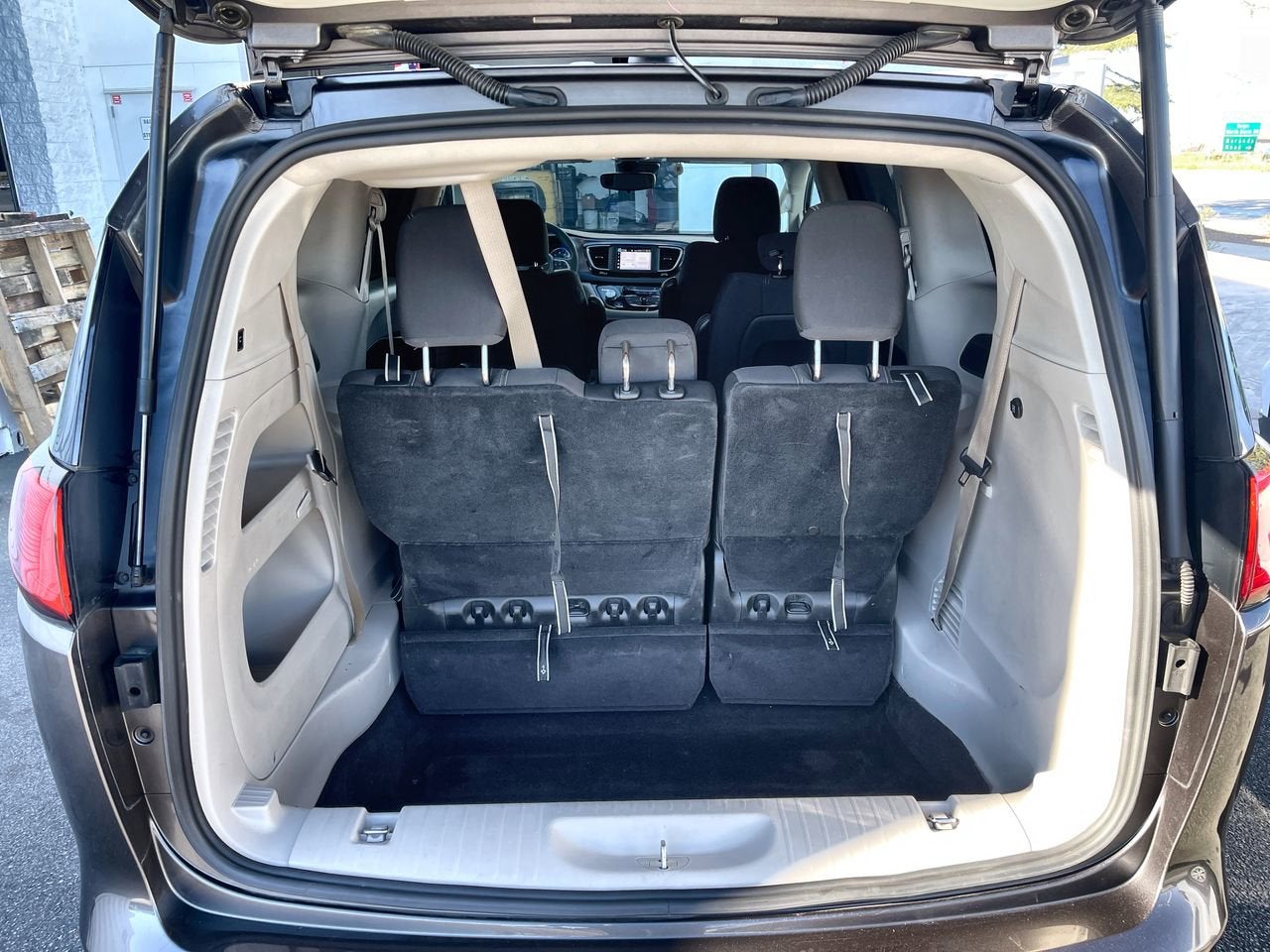 2023 Chrysler Voyager LX