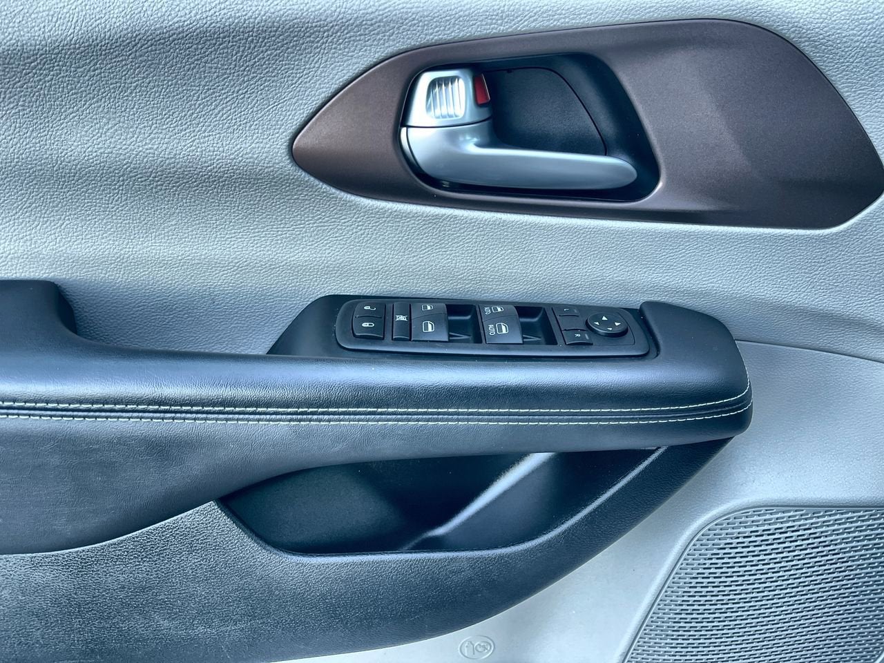 2024 Chrysler Voyager LX