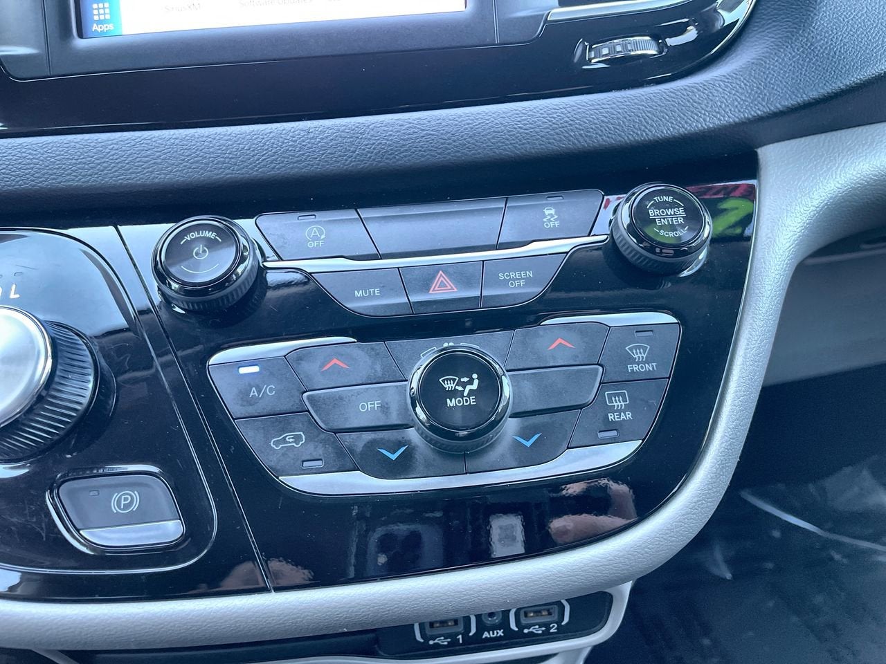 2024 Chrysler Voyager LX