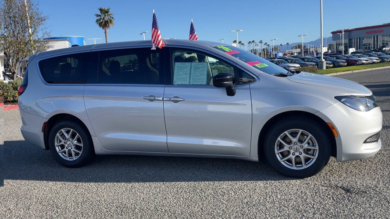 2024 Chrysler Voyager LX
