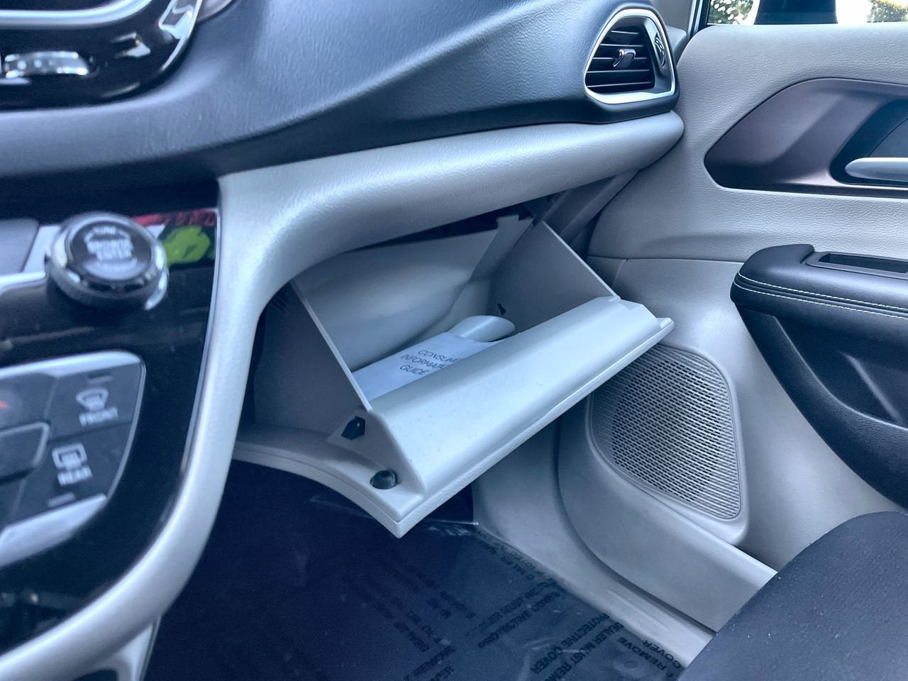 2024 Chrysler Voyager LX