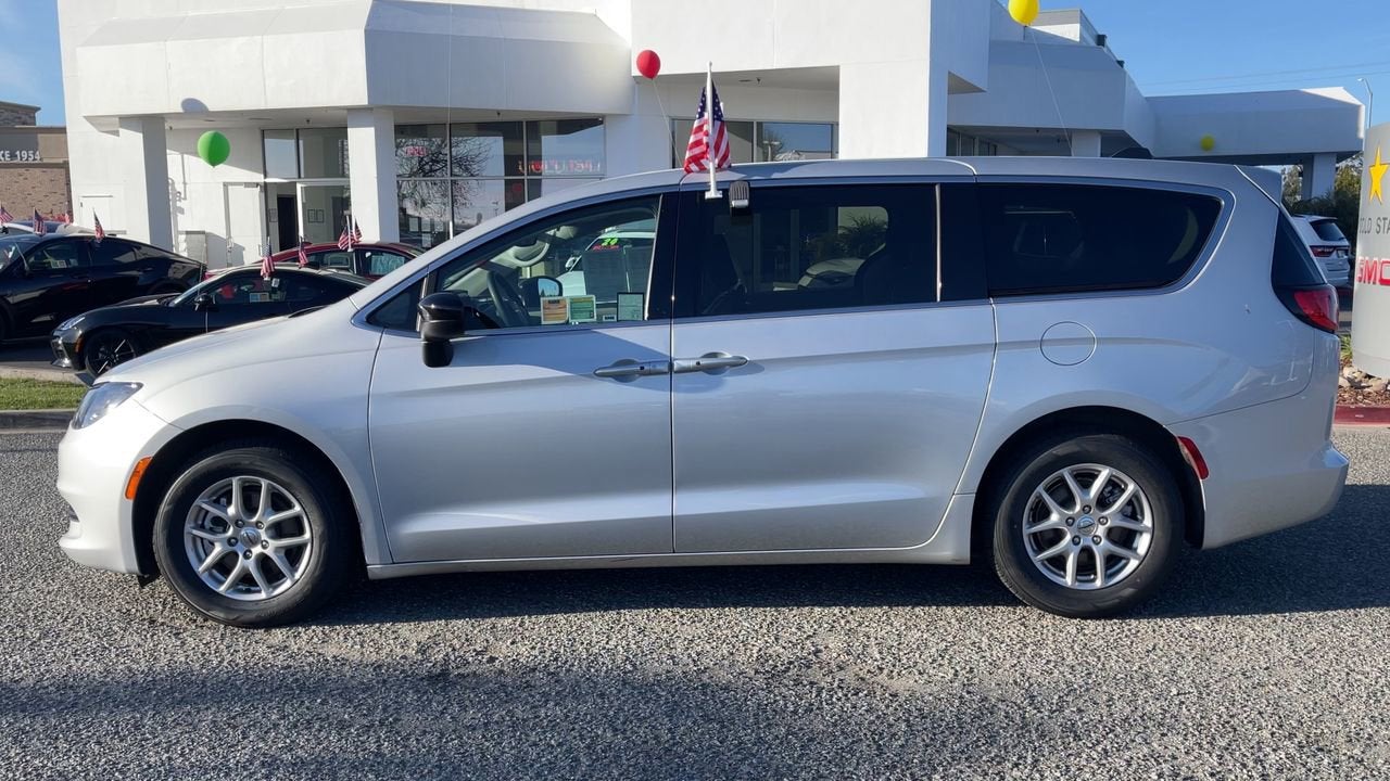 2024 Chrysler Voyager LX