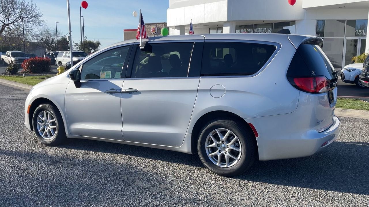 2024 Chrysler Voyager LX