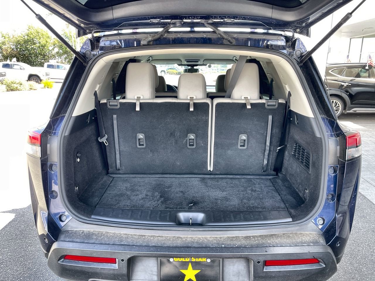 2022 Nissan Pathfinder SV