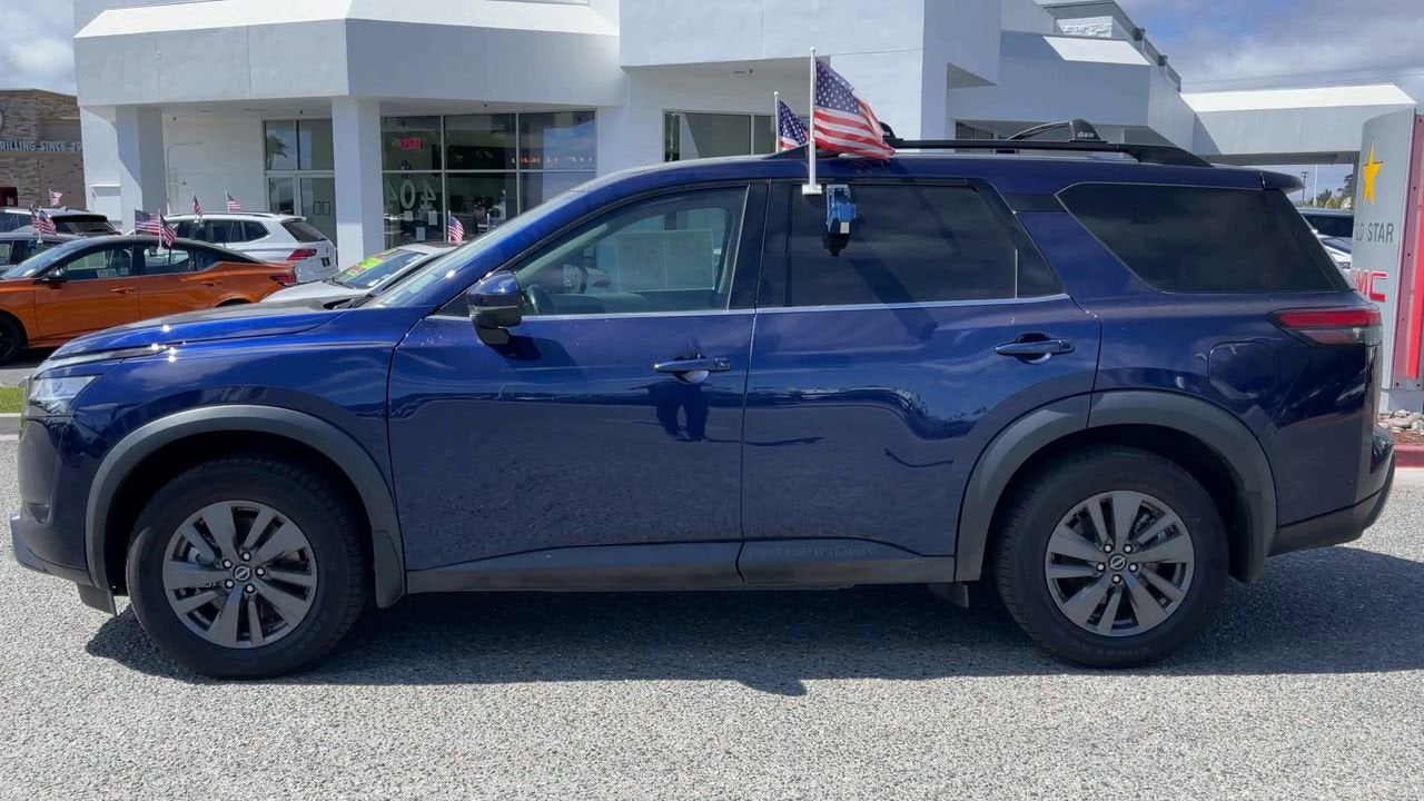 2022 Nissan Pathfinder SV