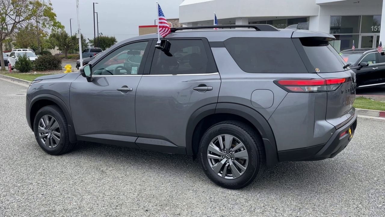 2025 Nissan Pathfinder SV