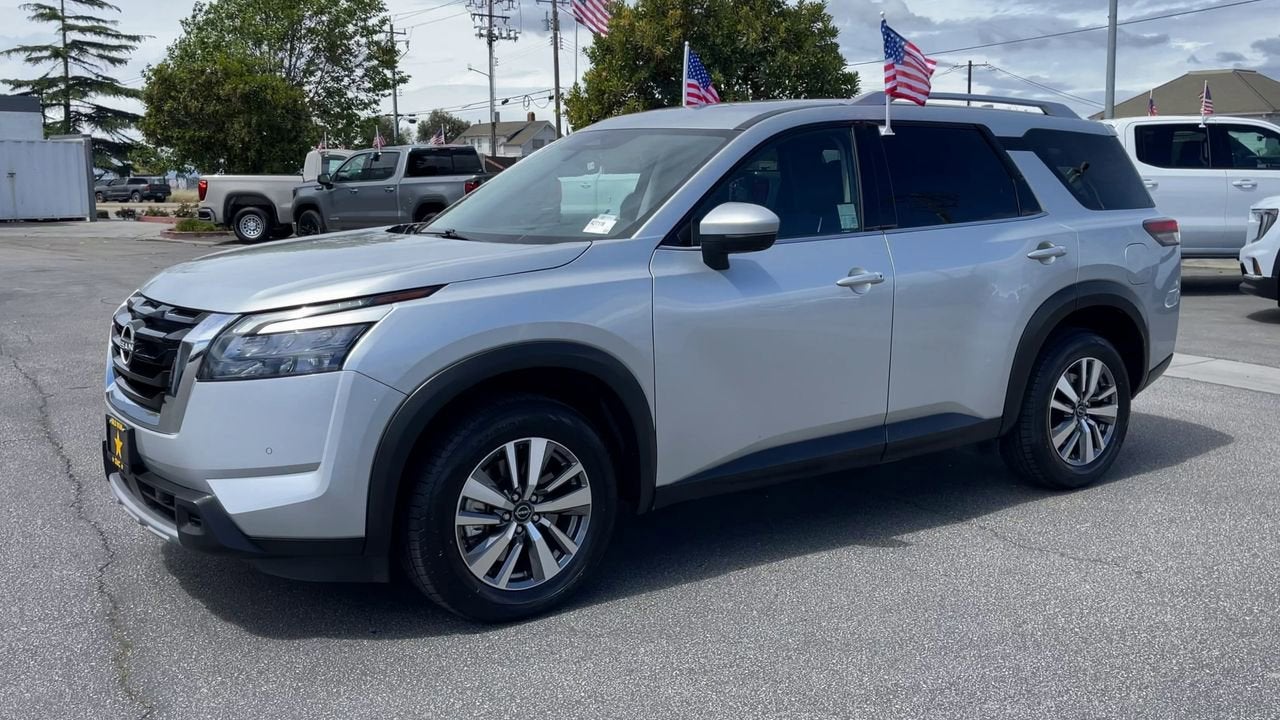 2025 Nissan Pathfinder SL