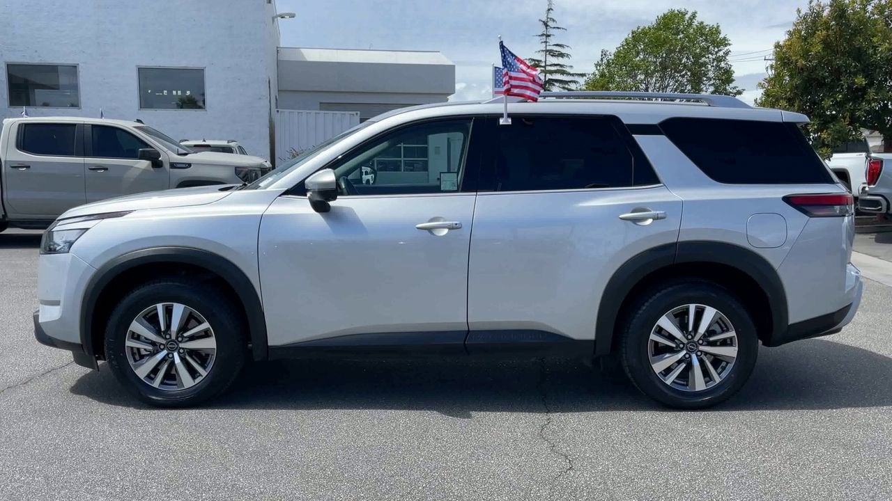 2025 Nissan Pathfinder SL