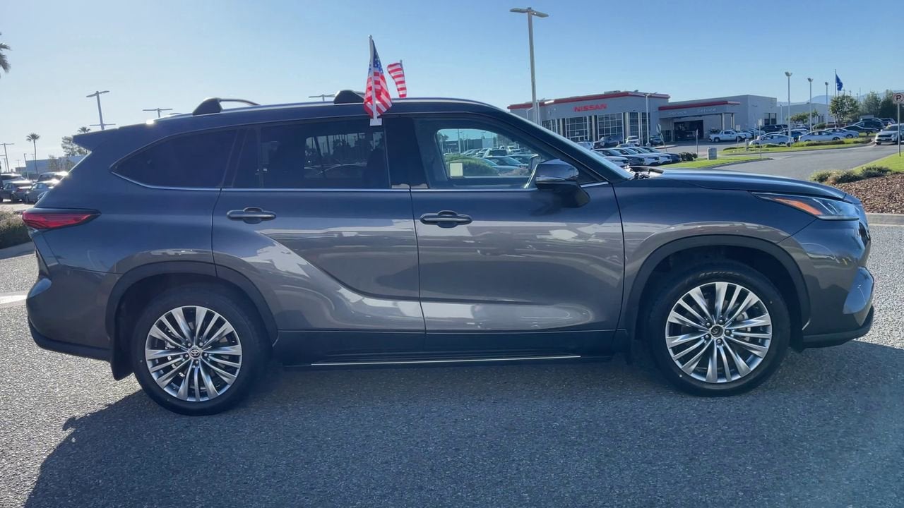 2023 Toyota Highlander Hybrid Platinum