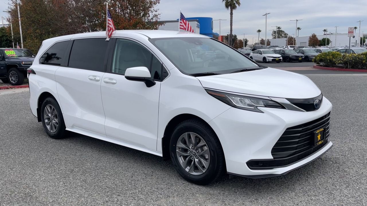 2023 Toyota Sienna LE