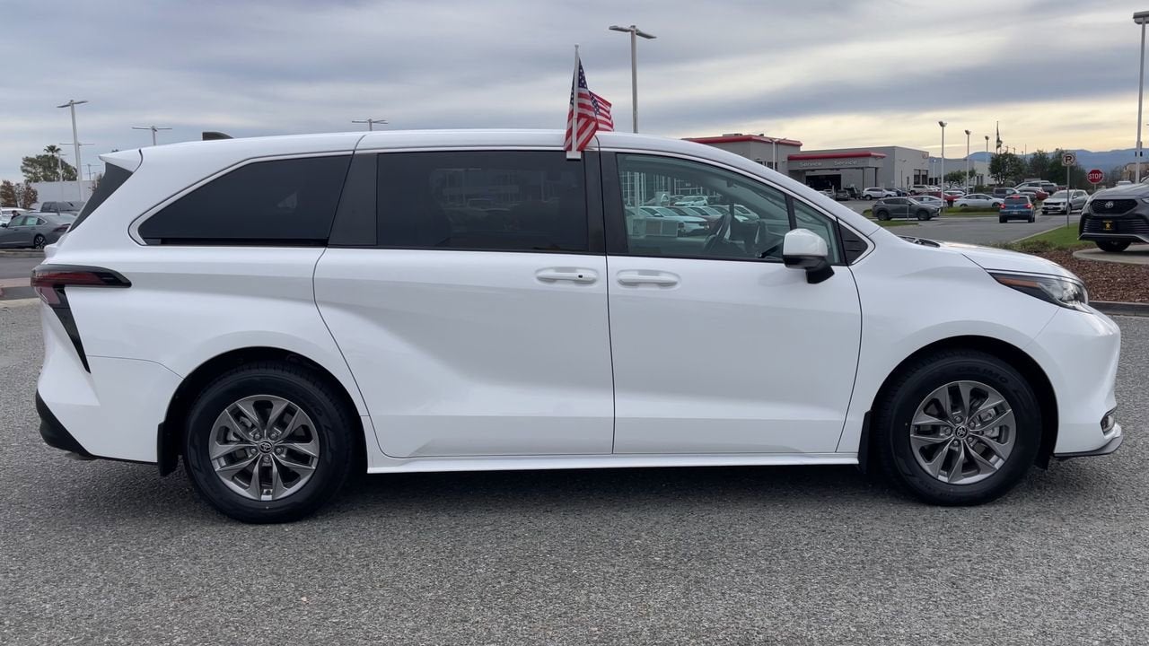 2023 Toyota Sienna LE